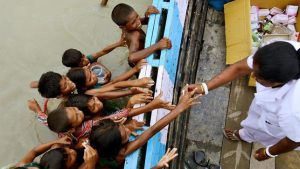 Niños reciben ayuda durante la llegada del Monzón a Nepal