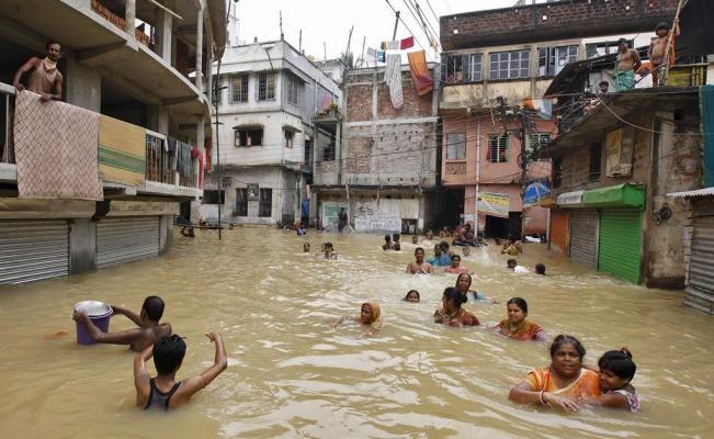 Lluvias, tormentas de arena y miles de desplazados deja el Monzón en India