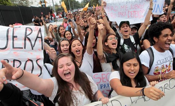 Estudiantes méxicanos protestan