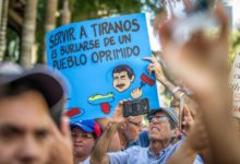 Decenas de venezolanos protestaron en Miami en frente del restaurante que recibió a Maduro