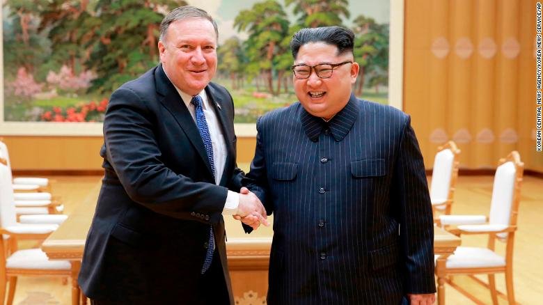 El secretario de Estado de EE UU, Mike Pompeo, y el líder norcoreano, Kim Jong-un, el pasado 9 de mayo en Pyongyang