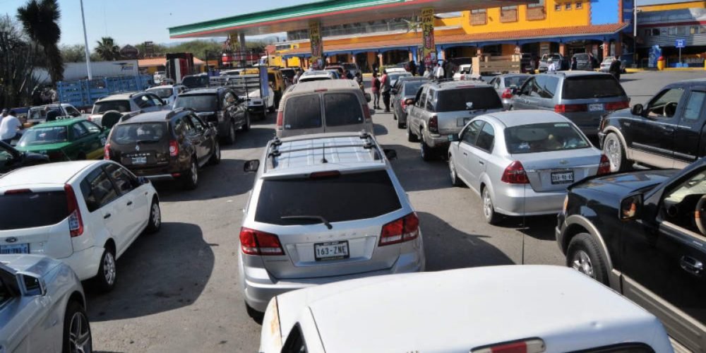 Escaces de gasolina genera largas colas en la capital venezolana