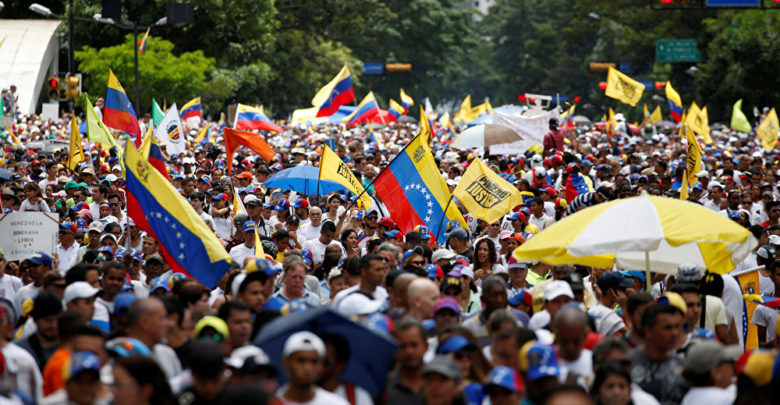 Venezolanos de nuevo a las calles este martes