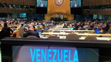 Foto - La Asamblea General de la Organizacion de las Naciones Unidas (ONU) aprobó este miércoles 18 de diciembre una resolución que confirma las credenciales recibidas este año por parte de los distintos estados miembros, incluidas las de los diplomáticos designados por el gobierno venezolano de Nicolás Maduro. El texto, habitualmente un trámite, fue respaldado por el plenario de este órgano, en el que se sientan los 193 Estados miembros de Naciones Unidas. Ads by La delegación de Maduro es en todo momento la que representa a Venezuela ante la ONU durante la crisis en el país, a pesar de que casi 60 Gobiernos reconocen como presidente interino al opositor Juan Guaidó. A lo largo de este año, la representación venezolana denunció en varias ocasiones que Estados Unidos estaba tratando de que se retirasen las credenciales a los diplomáticos de Maduro, pero Washington nunca llegó a proponer oficialmente la medida, para la que a priori no tendría los apoyos necesarios. EEUU sí optó por desvincularse del informe anual aprobado por el comité de la Asamblea General que se encarga de las credenciales en lo relativo a Venezuela y que fue adoptado este miércoles por el pleno. En un comunicado, el embajador venezolano ante la ONU, Samuel Moncada, destacó que la aprobación de este informe supone una victoria para su país frente a los “ataques” de EEUU y sus aliados para deslegitimar al gobierno de Maduro. "Las credenciales de Venezuela aceptadas hoy son una garantía de paz, pues el Gobierno títere creado por los Estados Unidos no tiene las credenciales necesarias para invocar el uso de la fuerza contra nuestra nación”, señaló Moncada. El diplomático, además, defendió que el Tratado Interamericano de Asistencia Recíproca (Tiar), una especie de Otán americana revivida este año para presionar a Maduro, debe respetar la decisión de la comunidad internacional y no alegar un falso consentimiento del Estado venezolano a través de los representantes de Guaidó. “Los miembros del Tiar deben acatar lo que determine la ONU. Venezuela no pertenece al Tiar y EEUU no puede inventar un Gobierno títere para simular que Venezuela pide una invasión apoyada por el Tiar”, insistió Moncada.