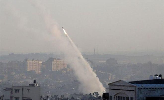 Foto - Palestinos lanzan cohetes desde Gaza hasta Israel