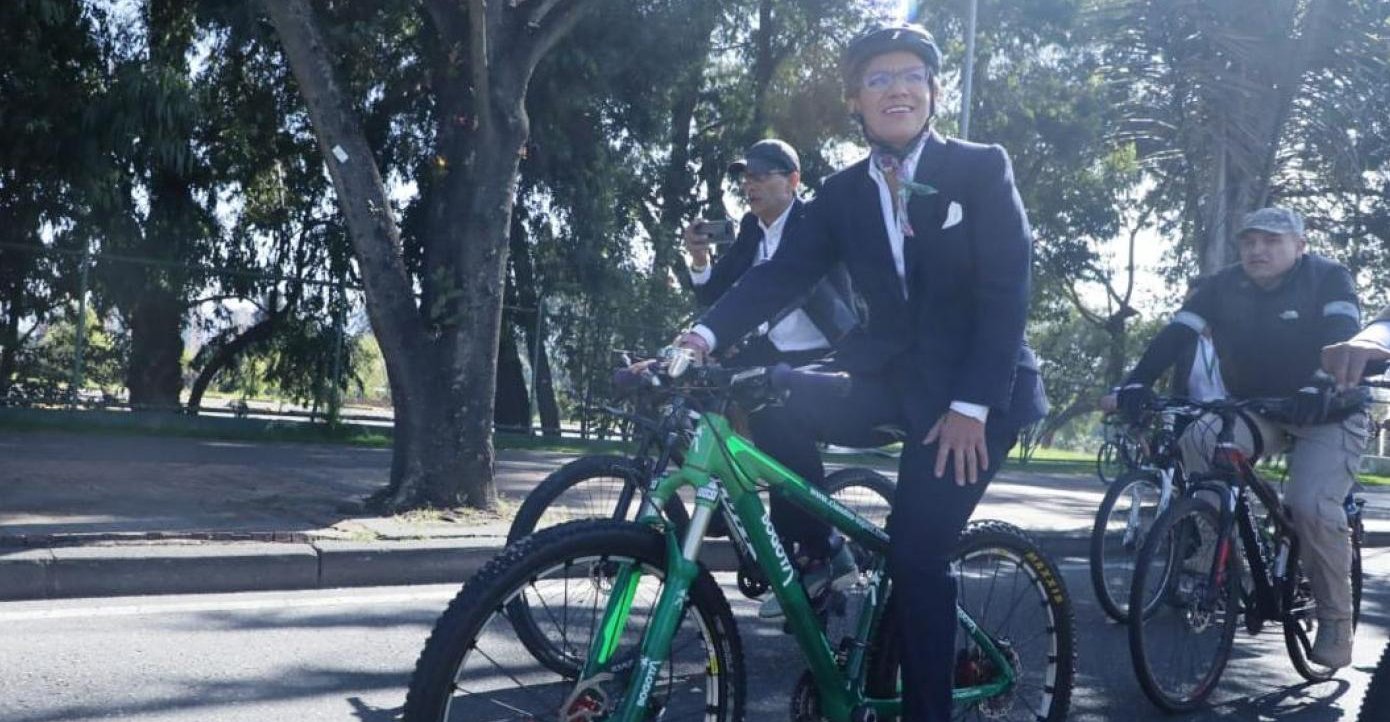 Foto - Claudia López llego en bicicleta a la toma de posesión
