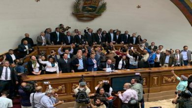 Foto - Directiva legitima del parlamento venezolano entro al hemiciclo de sesiones