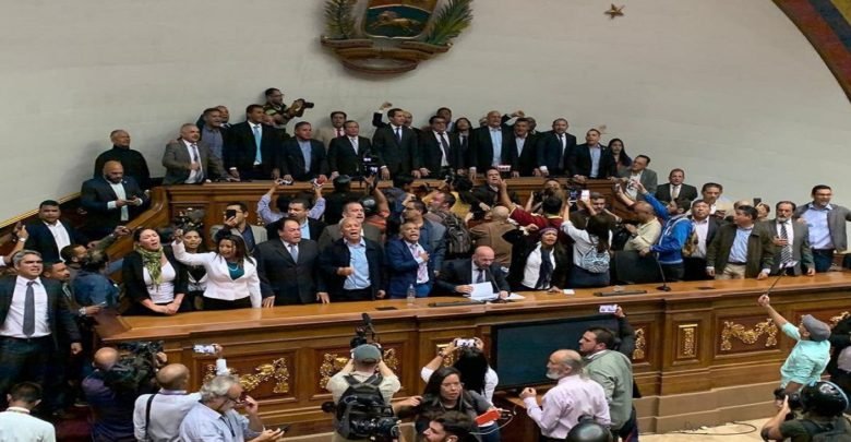 Foto - Directiva legitima del parlamento venezolano entro al hemiciclo de sesiones