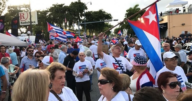 Foto - Cubanos en Miami piden "no más dictadura"