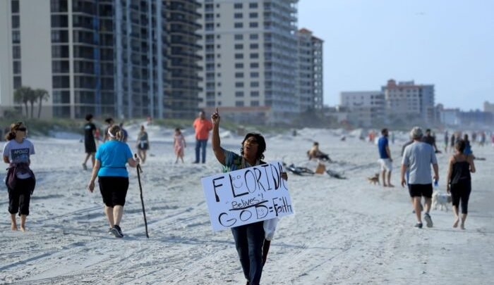 Foto - Florida apertura sus playas y el coronavirus avanza