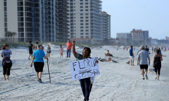 Foto - Florida apertura sus playas y el coronavirus avanza