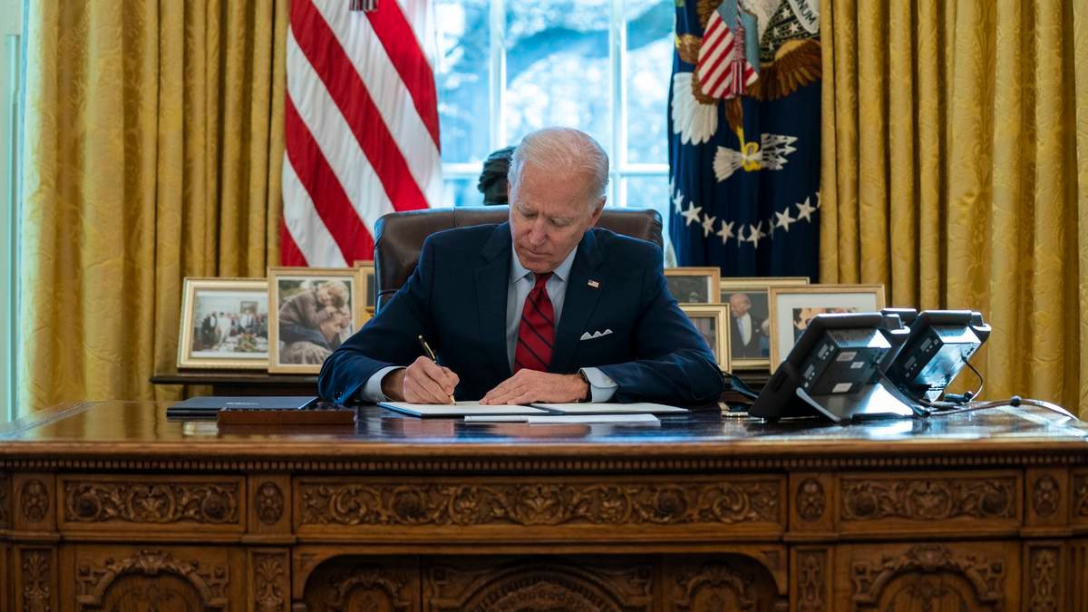 Foto - Biden firmó plan de ayuda económica