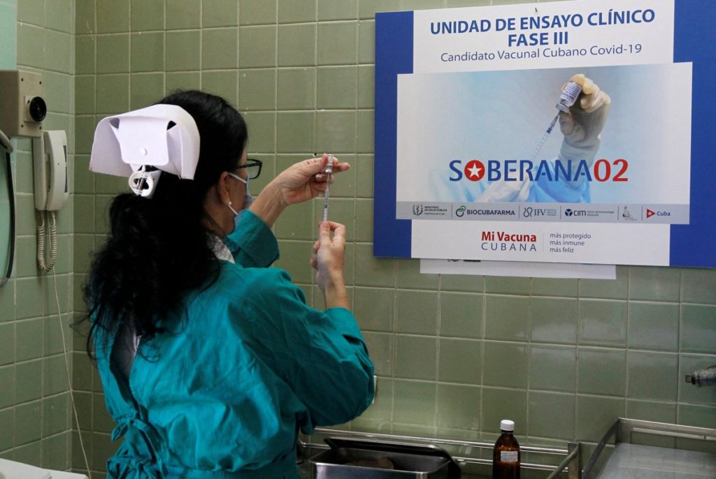 El desarrollo de las vacunas cubanas se ha visto ralentizado por el impedimento de las transacciones con la isla