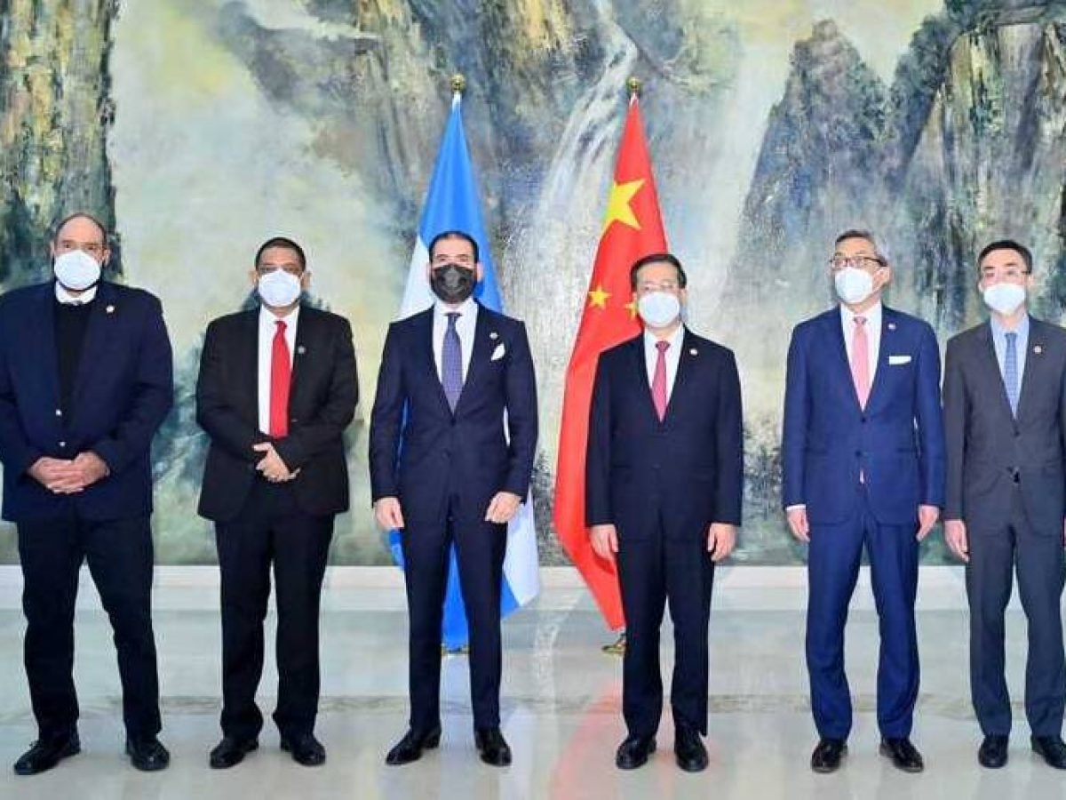 China y Nicaragua se abrazan.