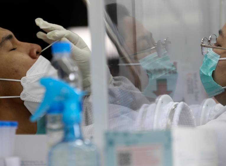 Ómicron aumenta las infecciones.