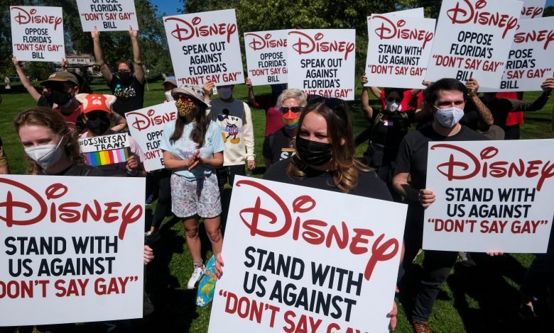 Empleados de Disney protestan contra el proyecto de ley "Don't Say Gay" de Florida, en Glendale, California, EE. UU., 22 de marzo de 2022. REUTERS/Ringo Chiu