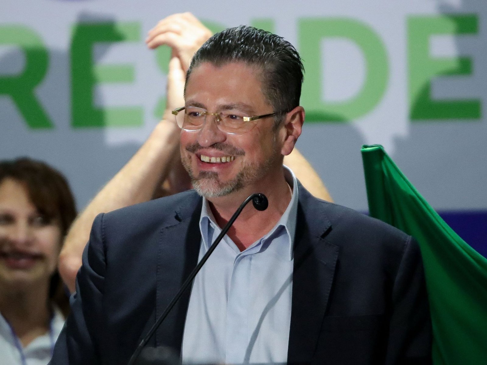 Rodrigo Chávez gana.