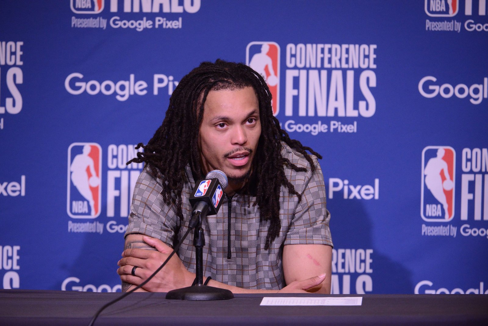 DALLAS, TX - 24 DE MAYO: Damion Lee #1 de los Golden State Warriors habla con los medios de comunicación después del Juego 4 de las Finales de la Conferencia Oeste de los Playoffs de la NBA de 2022 el 24 de mayo de 2022 en el American Airlines Center en Dallas, Texas. Copyright 2022 NBAE (Foto de Noah Graham/NBAE a través de Getty Images)