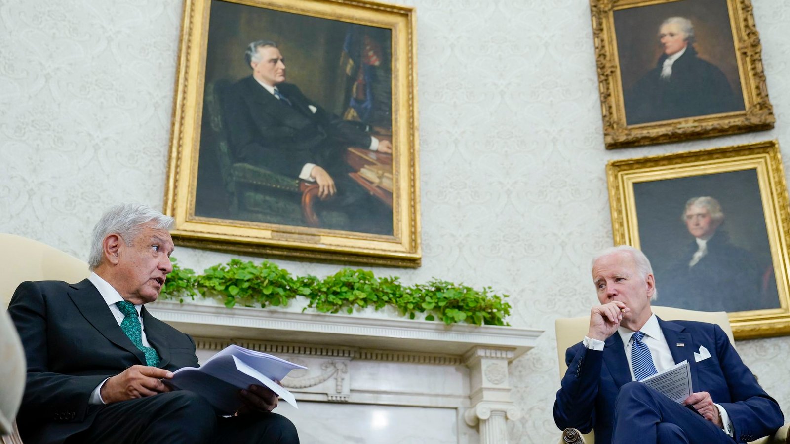 AMLO y Biden sobre la frontera.