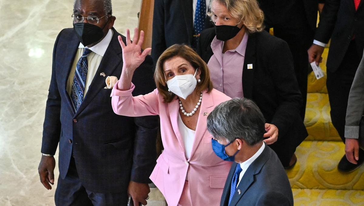 Pelosi invade China desde Taiwán.
