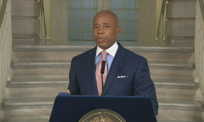 Eric Adams, alcalde de Nueva York, ha criticado duramente a Greg Abbott, gobernador de Texas, respecto a las acciones tomadas por el estado sureño respecto a los migrantes ilegales que entran a Estados Unidos por la frontera sur.