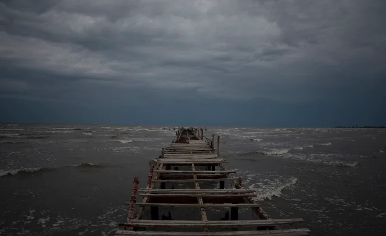 Las olas se levantan bajo un cielo oscuro a lo largo de la costa de Batabano, Cuba, el 26 de septiembre cuando se acerca el huracán Ian [Ramón Espinosa / AP Photo]