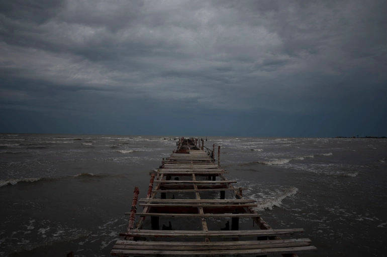 Las olas se levantan bajo un cielo oscuro a lo largo de la costa de Batabano, Cuba, el 26 de septiembre cuando se acerca el huracán Ian [Ramón Espinosa / AP Photo]
