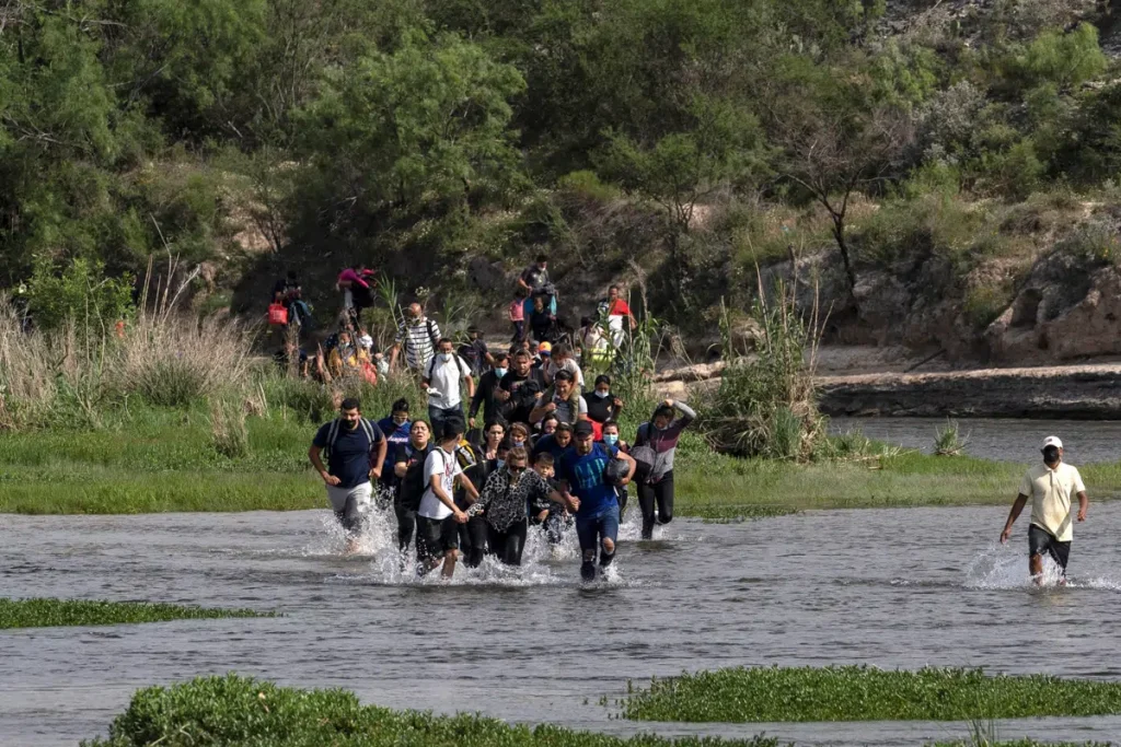 Cientos de migrantes, principalmente provenientes de Venezuela, que aún no han sido procesados por la Patrulla Fronteriza, se han acumulado en un barrio de El Paso llamado Chihuahita mientras esperan su procesamiento.