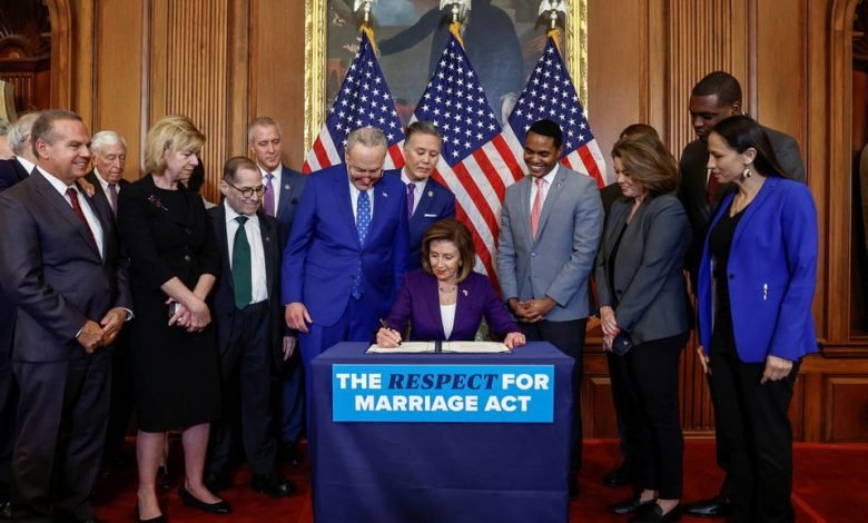 La presidenta de la Cámara de Representantes de los Estados Unidos, Nancy Pelosi (D-CA), firma "La Ley de Respeto por el Matrimonio" junto con otros miembros del Congreso, durante una ceremonia de inscripción de proyectos de ley en Capitol Hill, en Washington, EE. UU., 8 de diciembre de 2022. REUTERS/Evelyn Hockstein