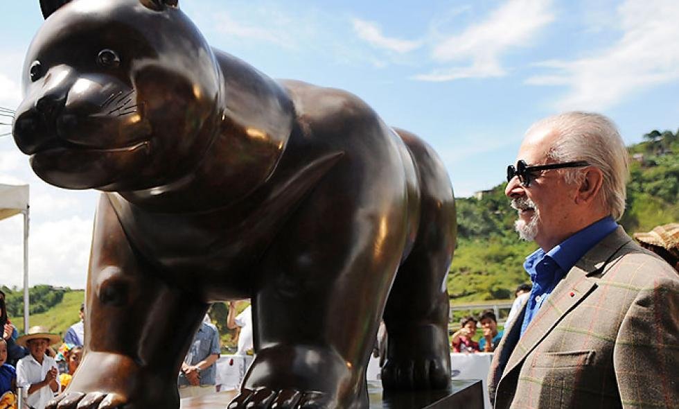El pintor y escultor colombiano entregó la escultura del Gato, elaborada en bronce que pesa de más de una tonelada (1.050 kilogramos) en 1980 al entonces alcalde de Medellín Aníbal Gaviria. La escultura de 3,9 por 1,5 por 1,9 metros, que muestra a un sonriente gato en pie, con las orejas puntiagudas y la cola estirada, fue colocada en la localidad de San Cristóbal, a las afueras de Medellín.