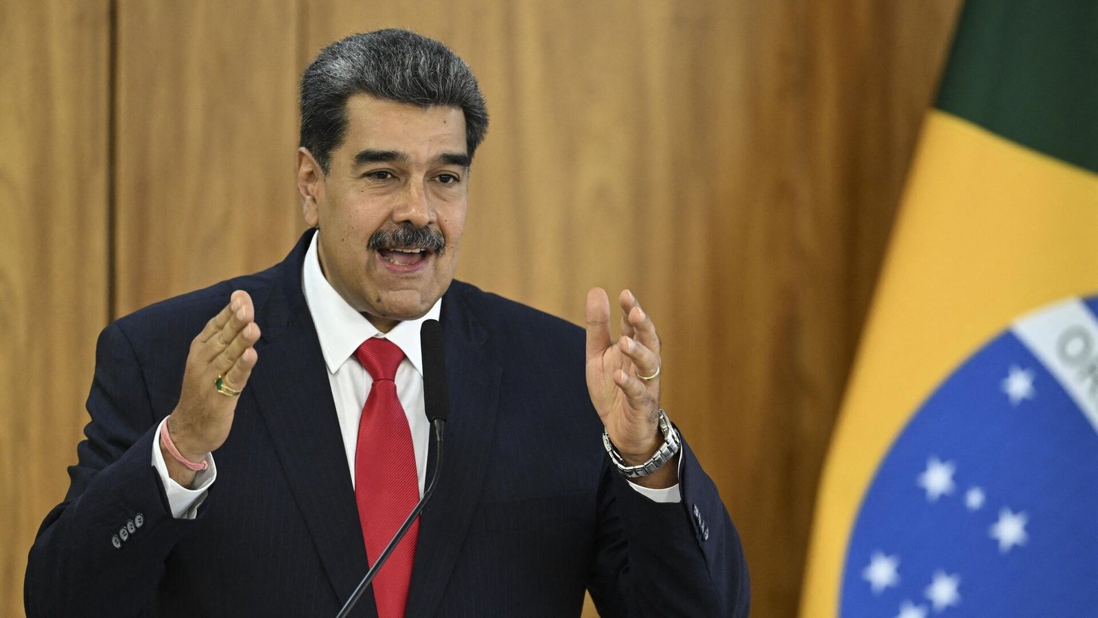 Maduro coquetea a los BRICS.
