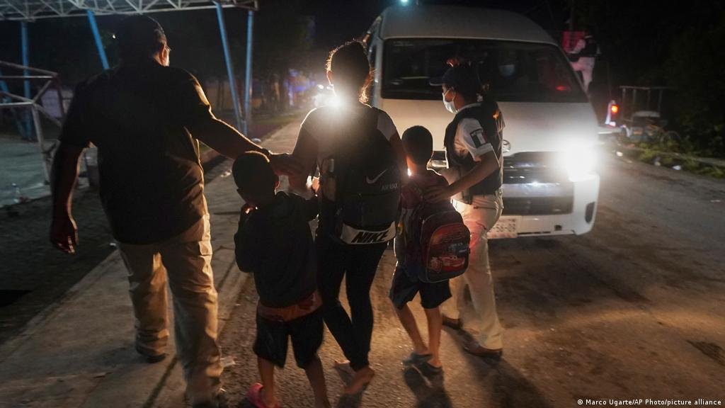 49 migrantes rescatados.