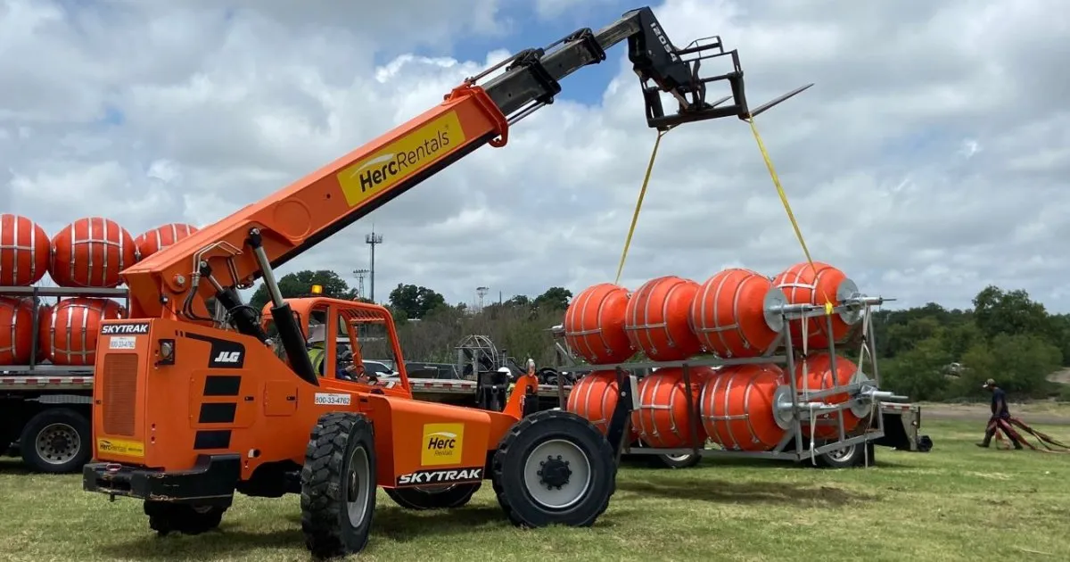 Texas ha estado ampliando sus protecciones fronterizas en los últimos años, recientemente instaló una barrera flotante en medio del Río Grande para impedir los cruces cerca de la ciudad de Eagle Pass.