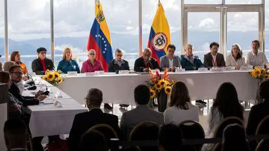 Las negociaciones entre el Gobierno de Colombia y el ELN comenzaron en 2016 en Ecuador y luego se trasladaron a México. En 2018, las partes lograron un acuerdo sobre un alto el fuego bilateral, pero este acuerdo se vio interrumpido por una serie de violaciones.