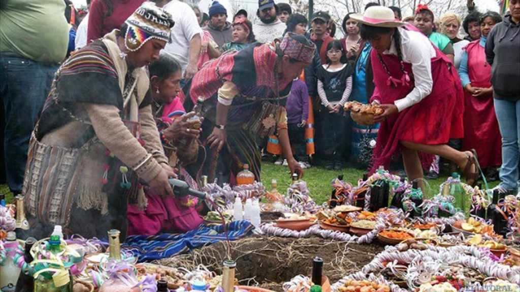 La Pachamama es una deidad muy importante para los pueblos andinos, y su culto es una forma de mantener viva su cultura y tradiciones
