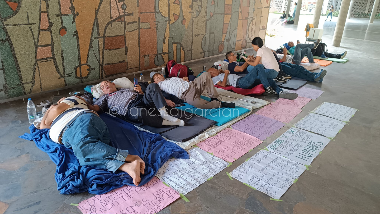 Jubilados de PDVSA cumplen 50 horas en huelga de hambre. Desde la Plaza Cubierta del Rectorado de la UCV exigen a la estatal petrolera el pago del dinero que habían ahorrado en el Fondo de Pensiones. Denuncian que reciben $180 de los $660 que deben cobrar mensual.