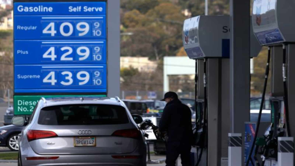El principal culpable del aumento de la inflación de agosto fue el aumento del precio de la gasolina para los automovilistas en las estaciones de servicio, donde los precios alcanzaron un máximo de casi 4 dólares el galón (3,8 litros) en la tercera semana del mes.