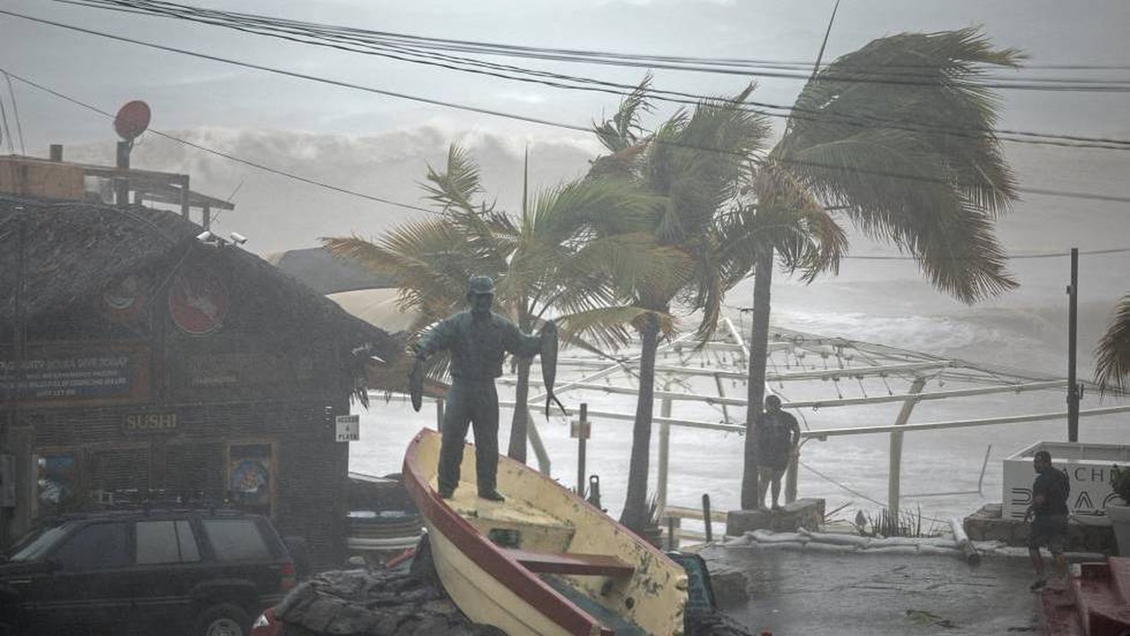 Lidia golpea la costa del Pacífico mexicano.