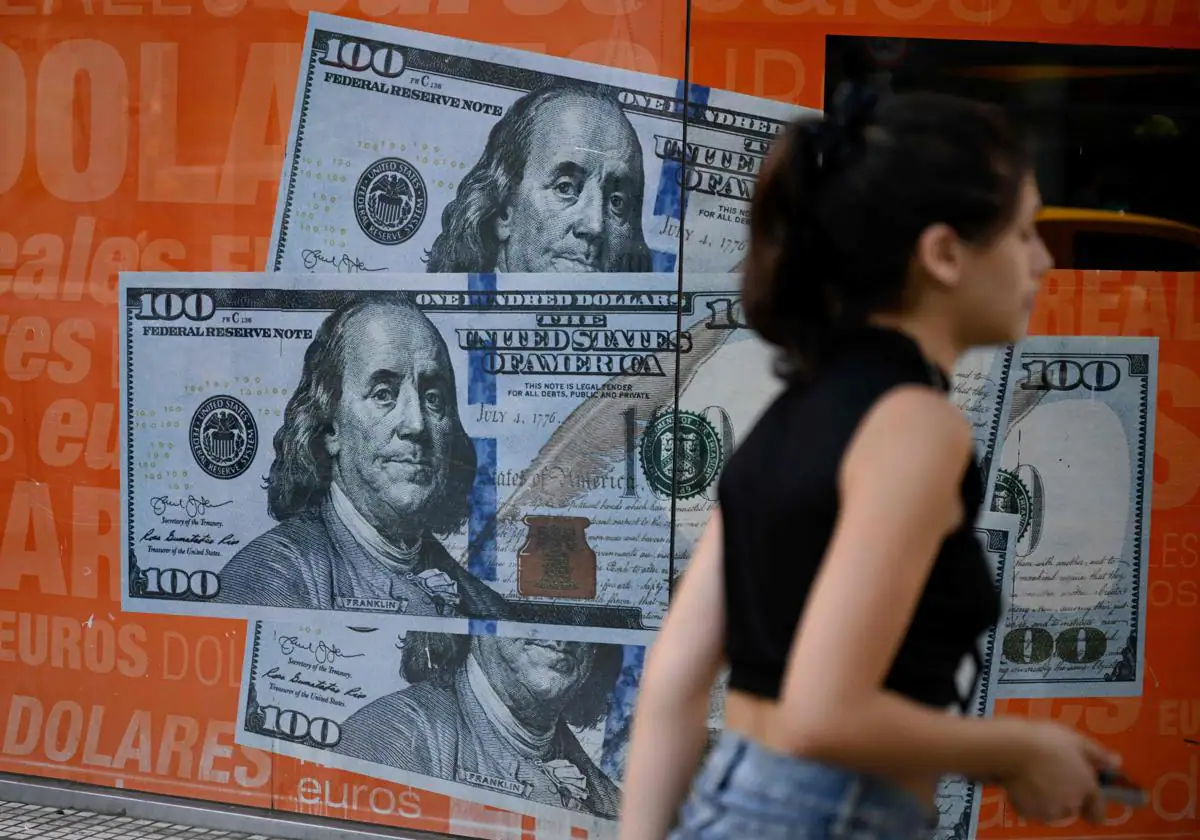 Milei devaluó más el peso.