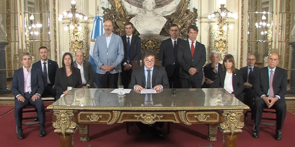 Las modificaciones acordadas con la oposición han sido recibidas con cautela por los críticos del proyecto. La CGT, la principal central sindical argentina, ha asegurado que las modificaciones no son suficientes y que la ley seguirá siendo perjudicial para los trabajadores.